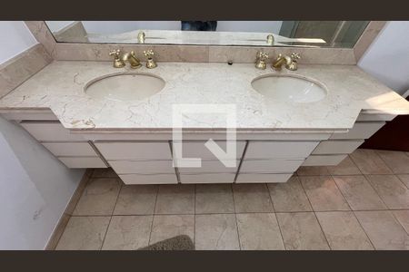 Casa à venda com 929m², 4 quartos e 4 vagas Casa à venda com 929m², 4 quartos e 4 vagasBanheiro 1