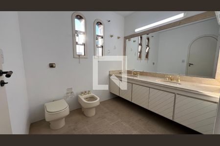 Casa à venda com 929m², 4 quartos e 4 vagas Casa à venda com 929m², 4 quartos e 4 vagasBanheiro da Suíte 2