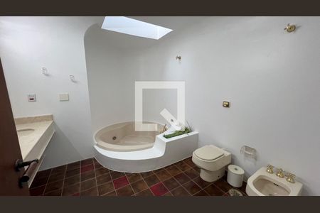 Casa à venda com 929m², 4 quartos e 4 vagas Casa à venda com 929m², 4 quartos e 4 vagasBanheiro da Suíte 1