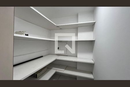 Casa à venda com 929m², 4 quartos e 4 vagas Casa à venda com 929m², 4 quartos e 4 vagasDispensa