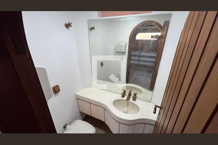 Casa à venda com 929m², 4 quartos e 4 vagas Casa à venda com 929m², 4 quartos e 4 vagasLavabo do sótão