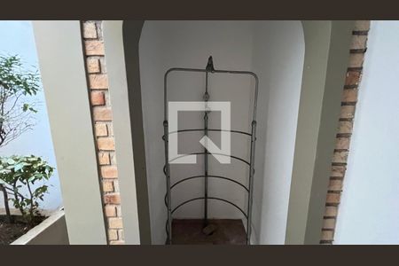 Casa à venda com 929m², 4 quartos e 4 vagas Casa à venda com 929m², 4 quartos e 4 vagasDucha da sauna