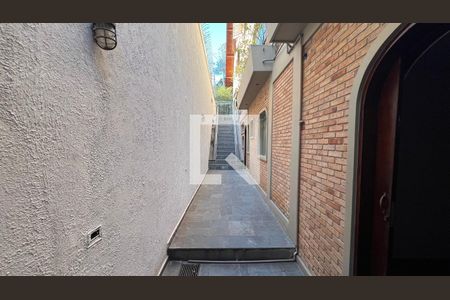 Casa à venda com 929m², 4 quartos e 4 vagas Casa à venda com 929m², 4 quartos e 4 vagasCorredor lateral