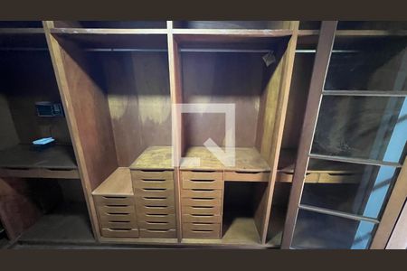 Casa à venda com 929m², 4 quartos e 4 vagas Casa à venda com 929m², 4 quartos e 4 vagasCloset da suíte