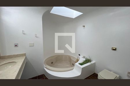 Casa à venda com 929m², 4 quartos e 4 vagas Casa à venda com 929m², 4 quartos e 4 vagasBanheiro da Suíte 1