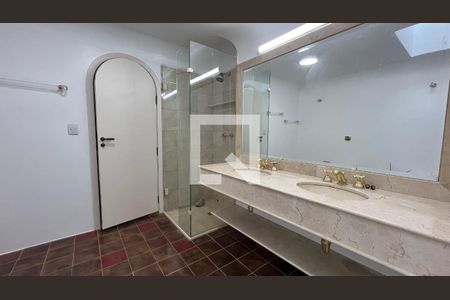 Casa à venda com 929m², 4 quartos e 4 vagas Casa à venda com 929m², 4 quartos e 4 vagasBanheiro da Suíte 1