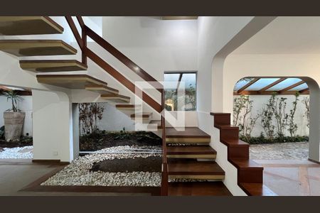 Casa à venda com 929m², 4 quartos e 4 vagas Casa à venda com 929m², 4 quartos e 4 vagasEscada