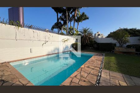 Casa à venda com 929m², 4 quartos e 4 vagas Casa à venda com 929m², 4 quartos e 4 vagasPiscina