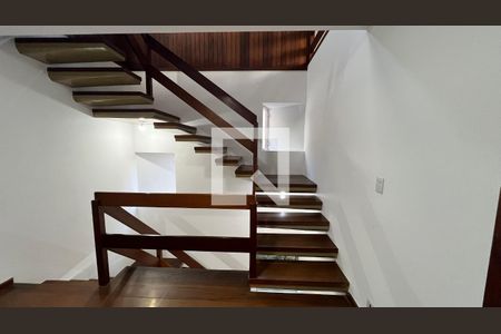 Casa à venda com 929m², 4 quartos e 4 vagas Casa à venda com 929m², 4 quartos e 4 vagasescada