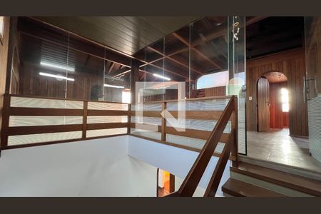 Casa à venda com 929m², 4 quartos e 4 vagas Casa à venda com 929m², 4 quartos e 4 vagasEscada