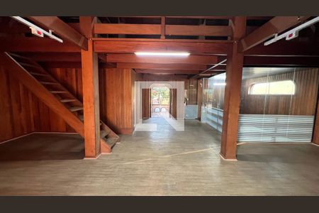 Casa à venda com 929m², 4 quartos e 4 vagas Casa à venda com 929m², 4 quartos e 4 vagasSótão