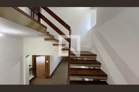 Casa à venda com 929m², 4 quartos e 4 vagas Casa à venda com 929m², 4 quartos e 4 vagasEscada