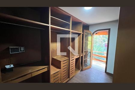 Casa à venda com 929m², 4 quartos e 4 vagas Casa à venda com 929m², 4 quartos e 4 vagasCloset da suíte 1