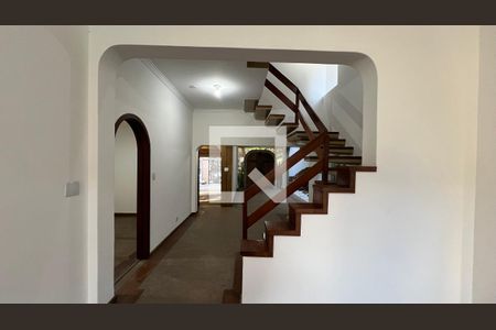 Casa à venda com 929m², 4 quartos e 4 vagas Casa à venda com 929m², 4 quartos e 4 vagasEscada