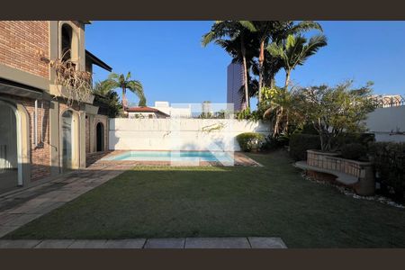 Casa à venda com 929m², 4 quartos e 4 vagas Casa à venda com 929m², 4 quartos e 4 vagasQuintal