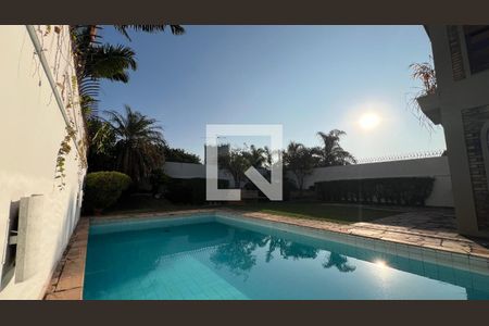 Casa à venda com 929m², 4 quartos e 4 vagas Casa à venda com 929m², 4 quartos e 4 vagasPiscina