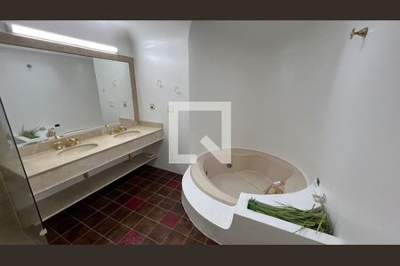 Casa à venda com 929m², 4 quartos e 4 vagas Casa à venda com 929m², 4 quartos e 4 vagasBanheiro da Suíte 1