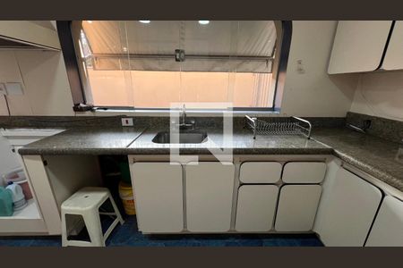 Casa à venda com 929m², 4 quartos e 4 vagas Casa à venda com 929m², 4 quartos e 4 vagasCozinha