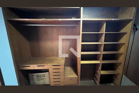 Casa à venda com 929m², 4 quartos e 4 vagas Casa à venda com 929m², 4 quartos e 4 vagasCloset da suíte 1