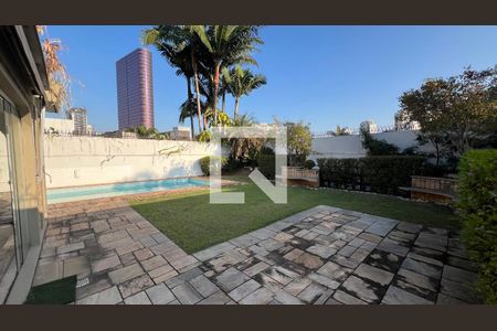 Casa à venda com 929m², 4 quartos e 4 vagas Casa à venda com 929m², 4 quartos e 4 vagasQuintal