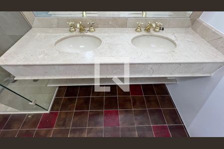 Casa à venda com 929m², 4 quartos e 4 vagas Casa à venda com 929m², 4 quartos e 4 vagasBanheiro da Suíte 1