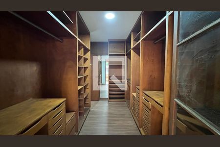 Casa à venda com 929m², 4 quartos e 4 vagas Casa à venda com 929m², 4 quartos e 4 vagasCloset da suíte 1