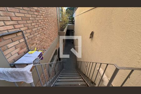 Casa à venda com 929m², 4 quartos e 4 vagas Casa à venda com 929m², 4 quartos e 4 vagasCorredor lateral