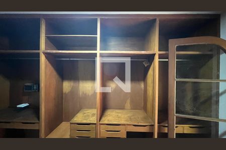 Casa à venda com 929m², 4 quartos e 4 vagas Casa à venda com 929m², 4 quartos e 4 vagasCloset da suíte