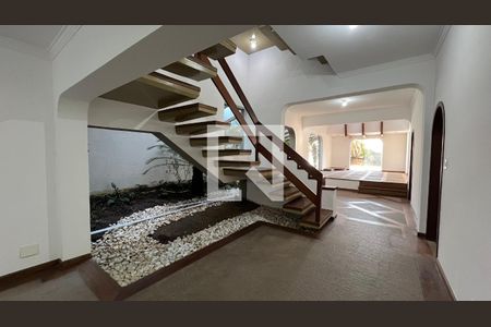 Casa à venda com 929m², 4 quartos e 4 vagas Casa à venda com 929m², 4 quartos e 4 vagasEscada