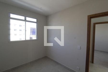 Quarto 2 de apartamento para alugar com 2 quartos, 45m² em Gávea, Uberlândia