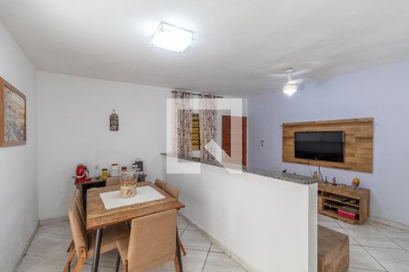 Sala de casa à venda com 3 quartos, 220m² em Vila Carmosina, São Paulo