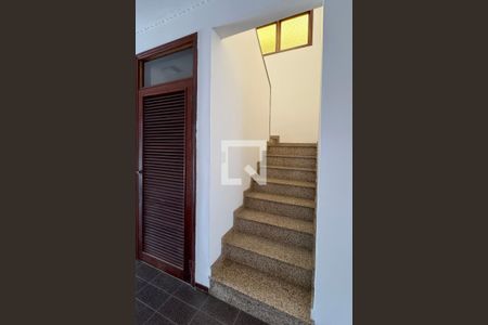 Escada de casa de condomínio à venda com 3 quartos, 209m² em Residencial Quatro (alphaville), Santana de Parnaíba