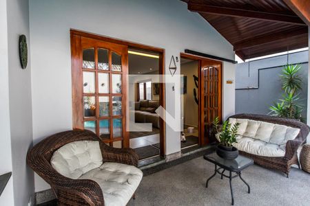 Casa de condomínio à venda com 380m², 4 quartos e 4 vagas Casa de condomínio à venda com 380m², 4 quartos e 4 vagasVaranda