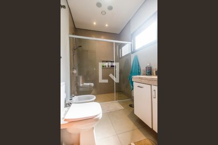 Casa de condomínio à venda com 380m², 4 quartos e 4 vagas Casa de condomínio à venda com 380m², 4 quartos e 4 vagasBanheiro da Suíte 1