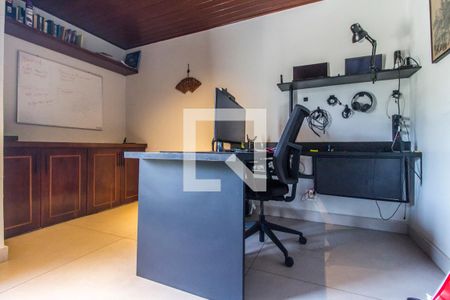 Casa de condomínio à venda com 380m², 4 quartos e 4 vagas Casa de condomínio à venda com 380m², 4 quartos e 4 vagasEscritório