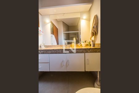 Casa de condomínio à venda com 380m², 4 quartos e 4 vagas Casa de condomínio à venda com 380m², 4 quartos e 4 vagasBanheiro