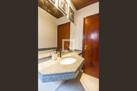 Casa de condomínio à venda com 380m², 4 quartos e 4 vagas Casa de condomínio à venda com 380m², 4 quartos e 4 vagasLavabo