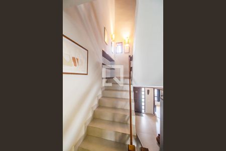 Casa de condomínio à venda com 380m², 4 quartos e 4 vagas Casa de condomínio à venda com 380m², 4 quartos e 4 vagasEscada