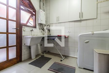 Casa de condomínio à venda com 380m², 4 quartos e 4 vagas Casa de condomínio à venda com 380m², 4 quartos e 4 vagasÁrea de Serviço