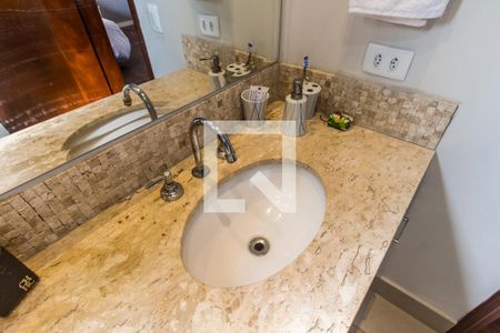 Casa de condomínio à venda com 380m², 4 quartos e 4 vagas Casa de condomínio à venda com 380m², 4 quartos e 4 vagasDetalhe do Banheiro da Suite