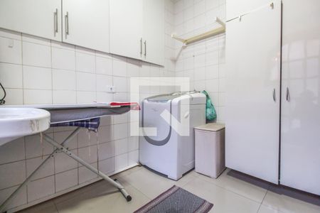 Casa de condomínio à venda com 380m², 4 quartos e 4 vagas Casa de condomínio à venda com 380m², 4 quartos e 4 vagasÁrea de Serviço