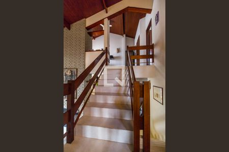 Casa de condomínio à venda com 380m², 4 quartos e 4 vagas Casa de condomínio à venda com 380m², 4 quartos e 4 vagasEscada