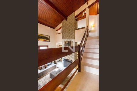 Casa de condomínio à venda com 380m², 4 quartos e 4 vagas Casa de condomínio à venda com 380m², 4 quartos e 4 vagasEscada