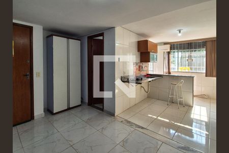 Sala/Cozinha de kitnet/studio à venda com 1 quarto, 70m² em Recreio dos Bandeirantes, Rio de Janeiro