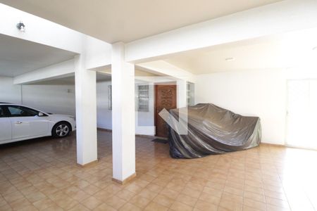 Garagem de casa para alugar com 4 quartos, 450m² em Saraiva, Uberlândia