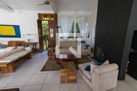 Sala de casa de condomínio à venda com 4 quartos, 450m² em Pendotiba, Niterói