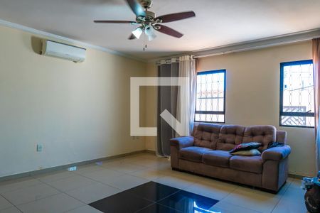 Sala de casa para alugar com 4 quartos, 237m² em Vila Manoel Ferreira, Campinas