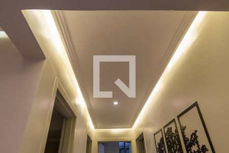 Sala - Detalhe das luminárias do corredor de apartamento à venda com 3 quartos, 81m² em Penha Circular, Rio de Janeiro