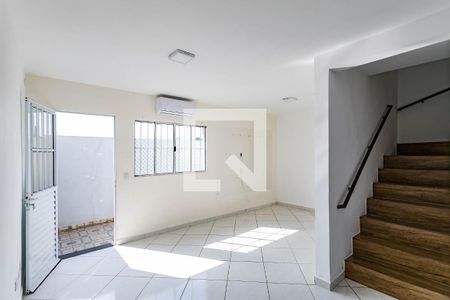 Sala de casa de condomínio para alugar com 2 quartos, 70m² em Vila Sao Paulo, Mogi das Cruzes