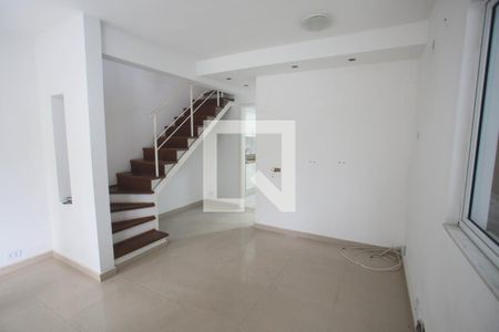 Sala de casa de condomínio para alugar com 2 quartos, 122m² em Pechincha, Rio de Janeiro